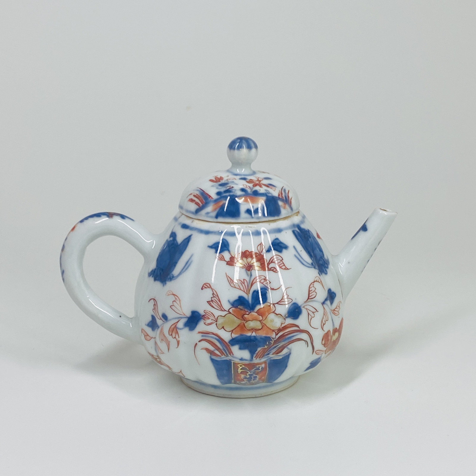 Théière en porcelaine de Chine à décor de papillons - XVIIIe siècle