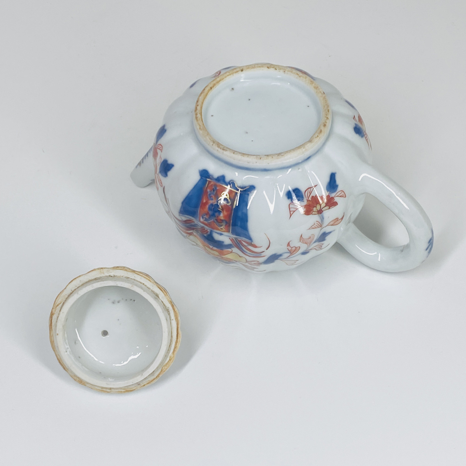 Chinese porcelain teapot with butterfly decoration - Eighteenth century