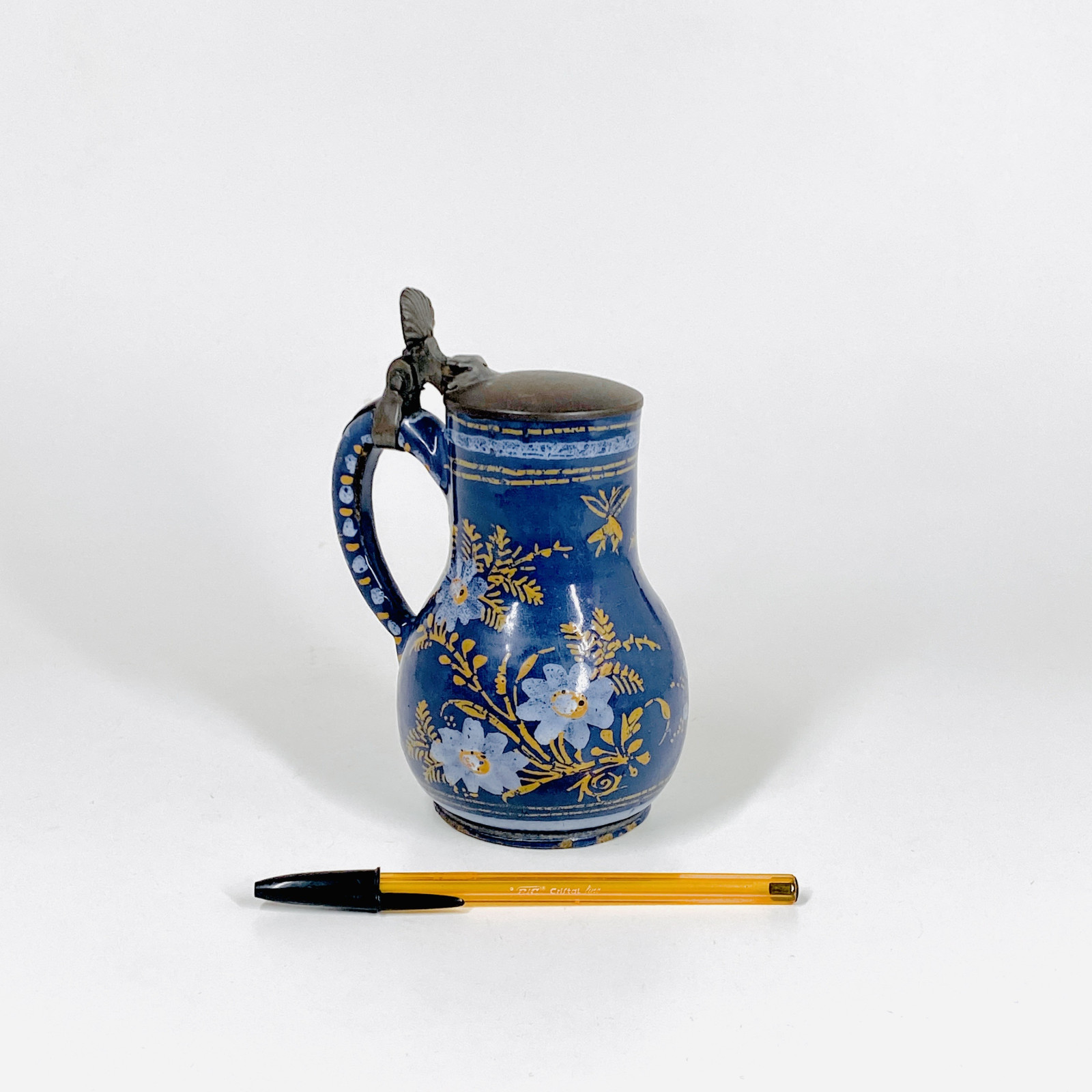 Small Nevers earthenware pitcher with Persian blue background - Seventheenth century