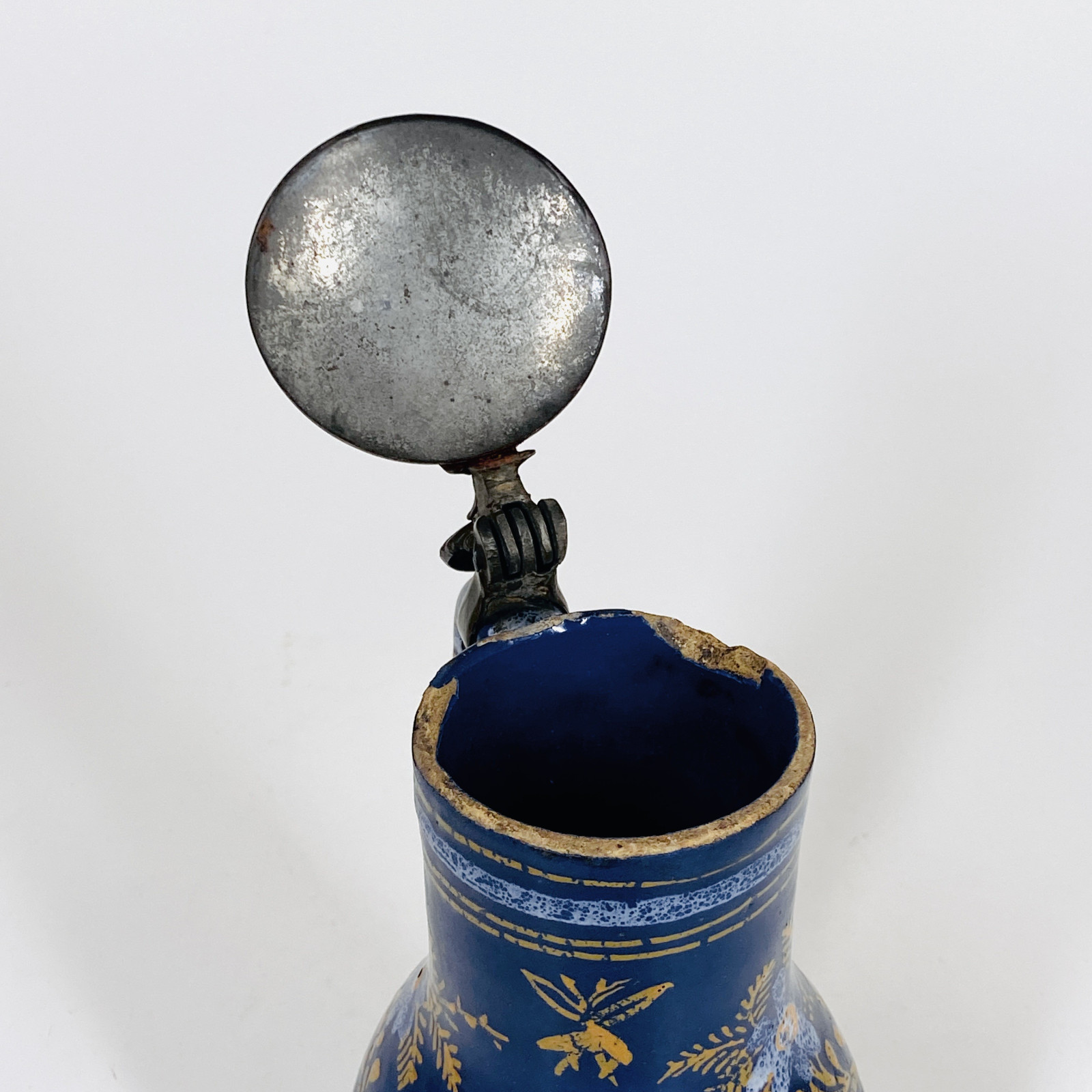 Petit pichet en faïence de Nevers à fond bleu persan - XVIIe siècle