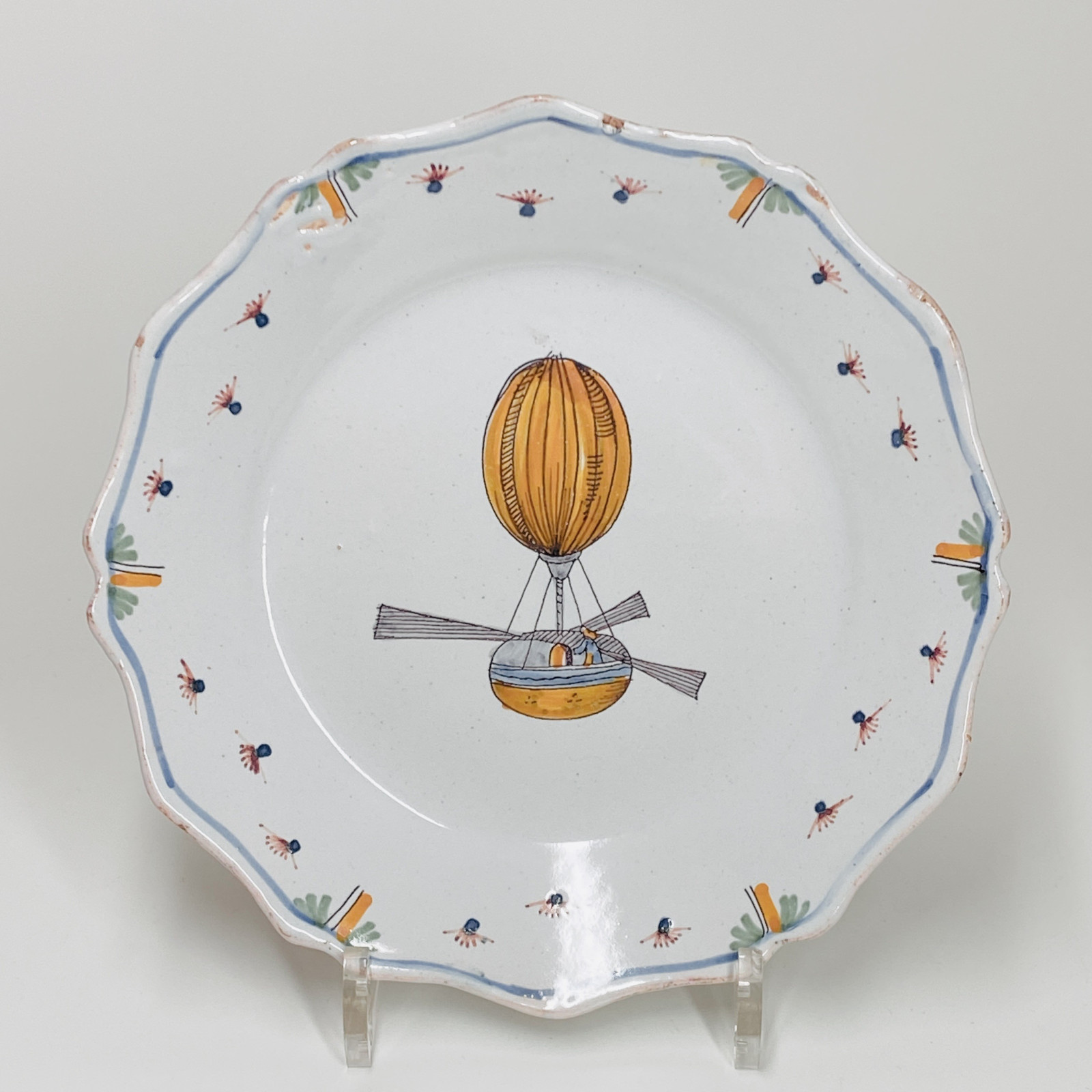 Assiette en faïence de Nevers à décor au ballon - XVIIIe siècle