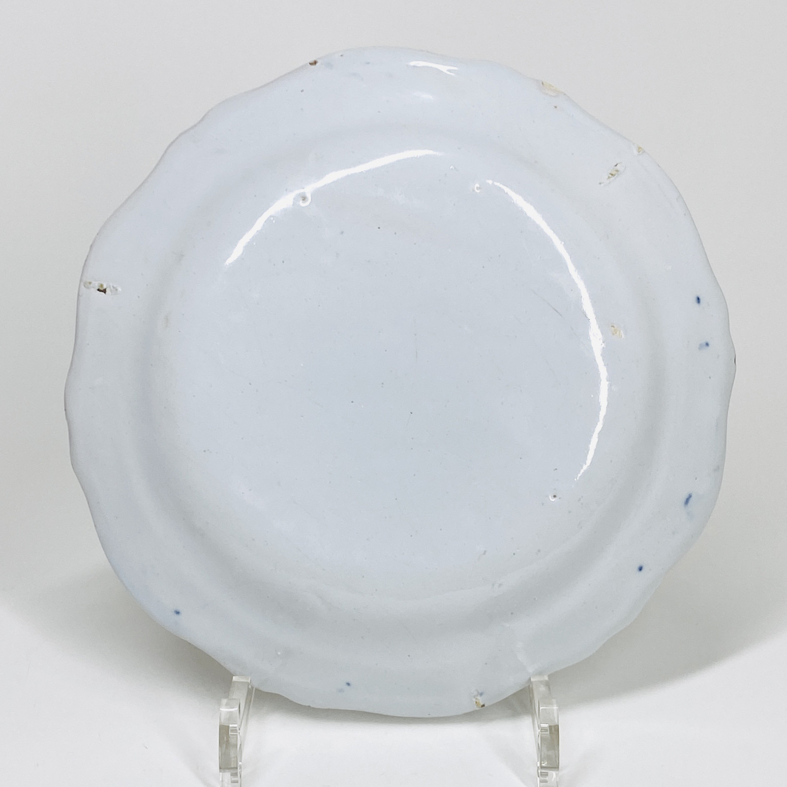 Saint-Omer - Plate with bianco sopra bianco decoration - Eighteenth century