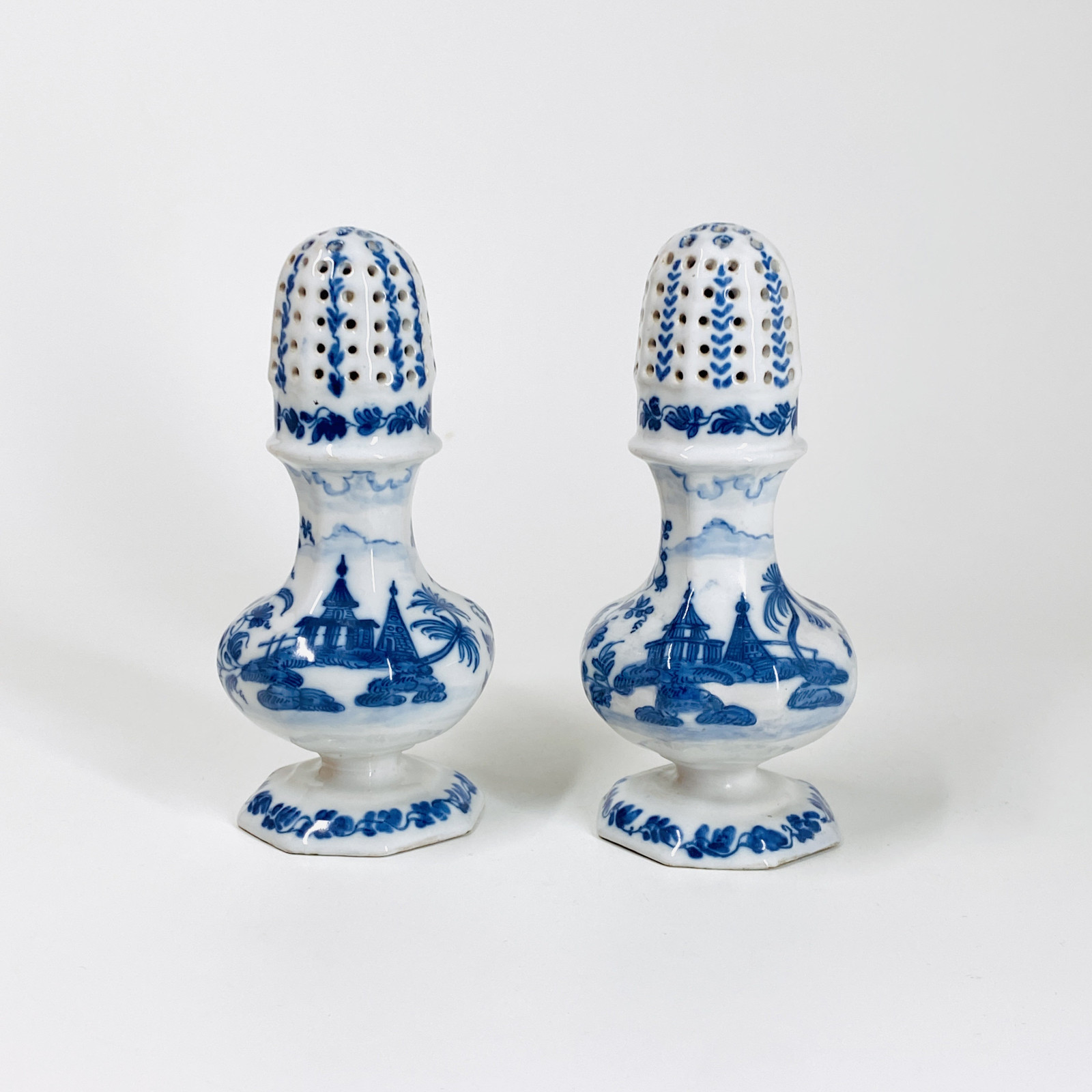 Nove di Bassano - Pair of sprinklers decorated with pagodas - Eighteenth century