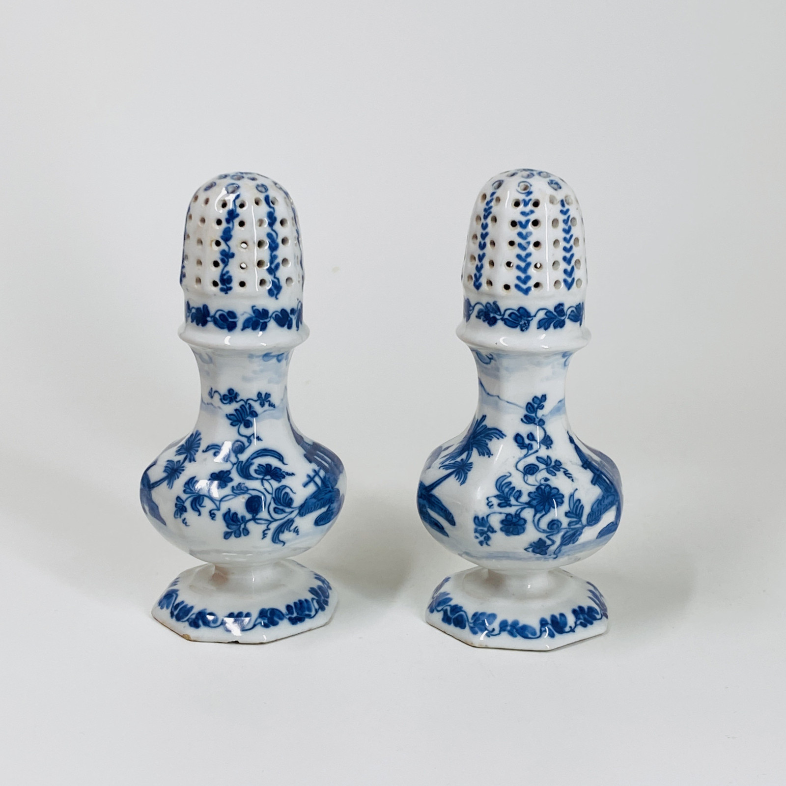 Nove di Bassano - Pair of sprinklers decorated with pagodas - Eighteenth century