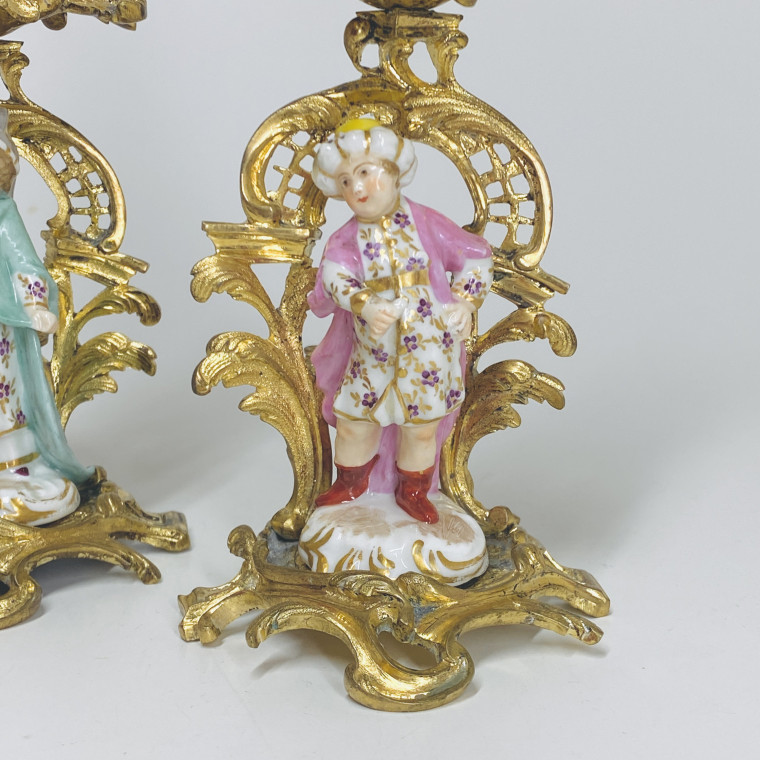 Paire de bougeoirs à main en bronze et statuette en porcelaine - XVIIIe siècle