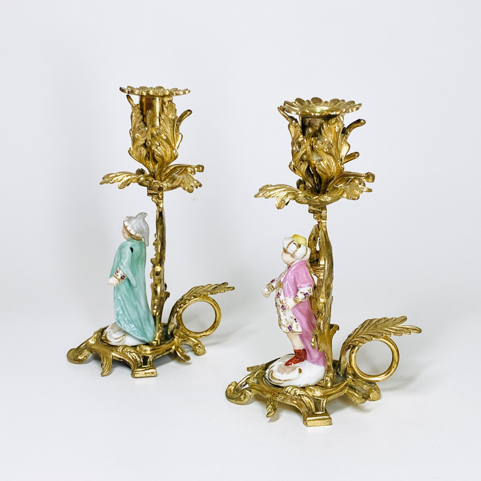 Paire de bougeoirs à main en bronze et statuette en porcelaine - XVIIIe siècle