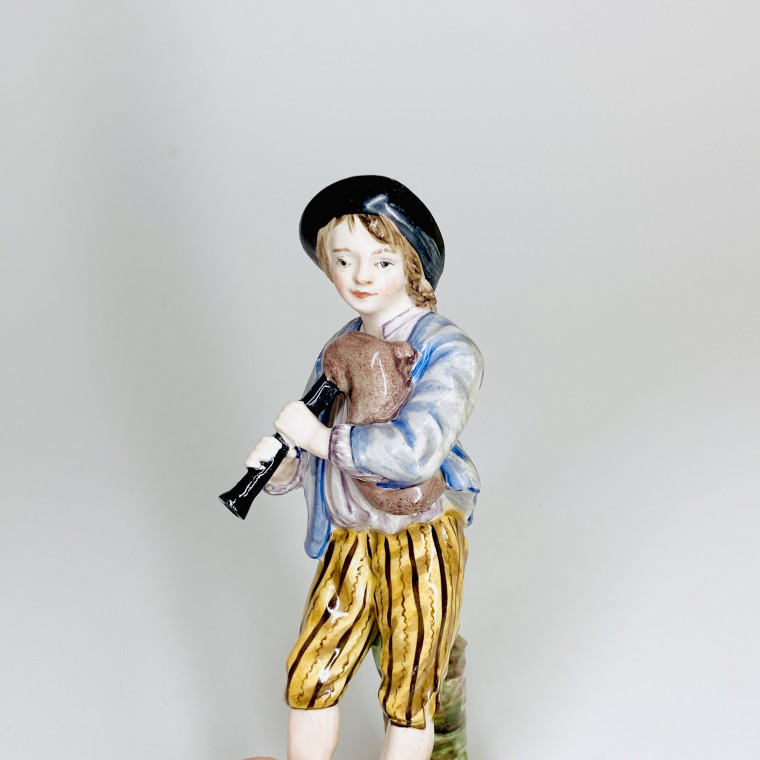 Statuette en faïence de Lunéville représentant un joueur de musette - XVIIIe siècle