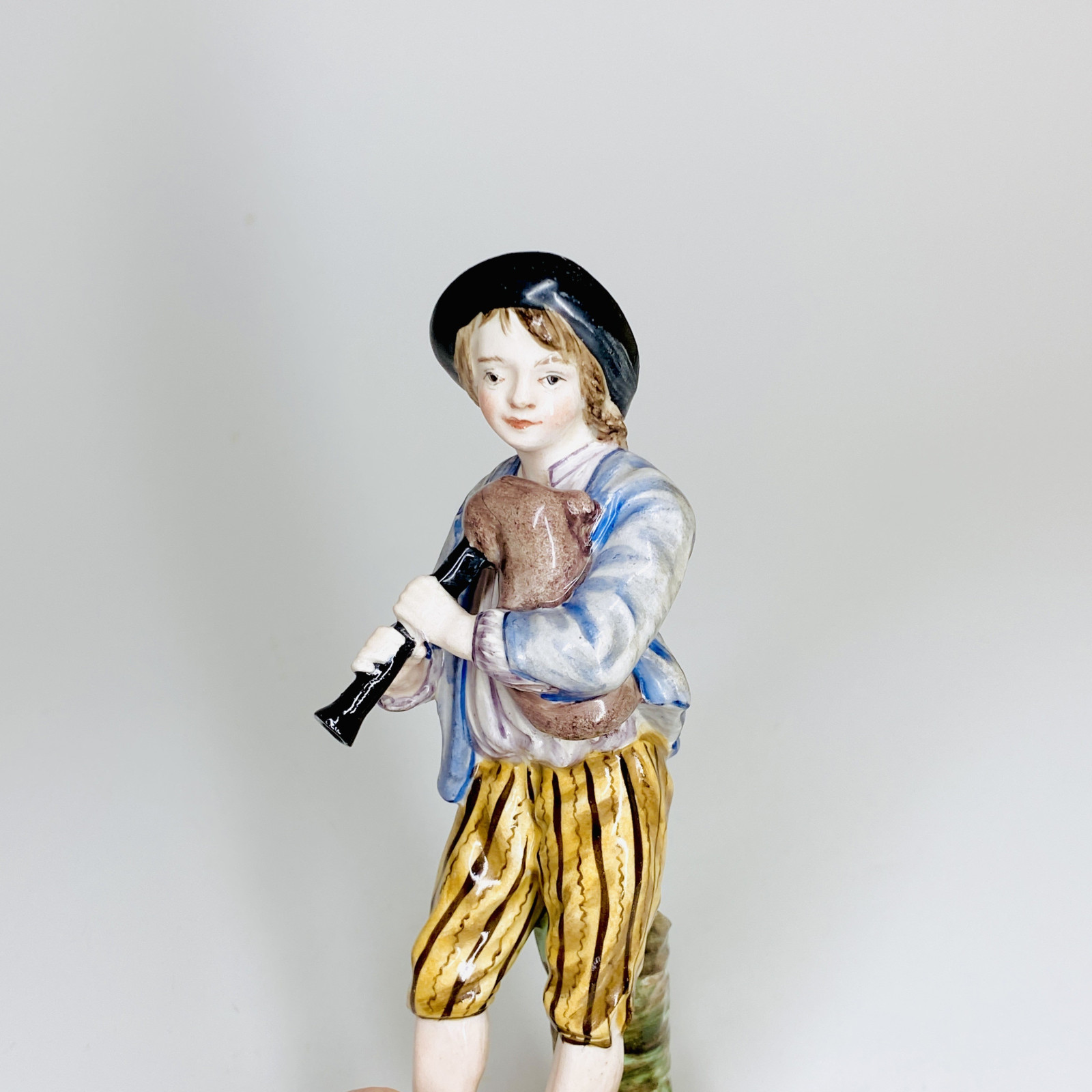 Statuette en faïence de Lunéville représentant un joueur de musette - XVIIIe siècle