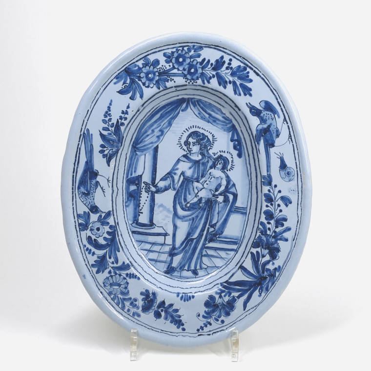 Plat en faïence de Nevers représentant la Vierge à l’Enfant - XVIIe siècle
