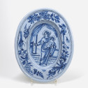 Plat en faïence de Nevers représentant la Vierge à l’Enfant - XVIIe siècle