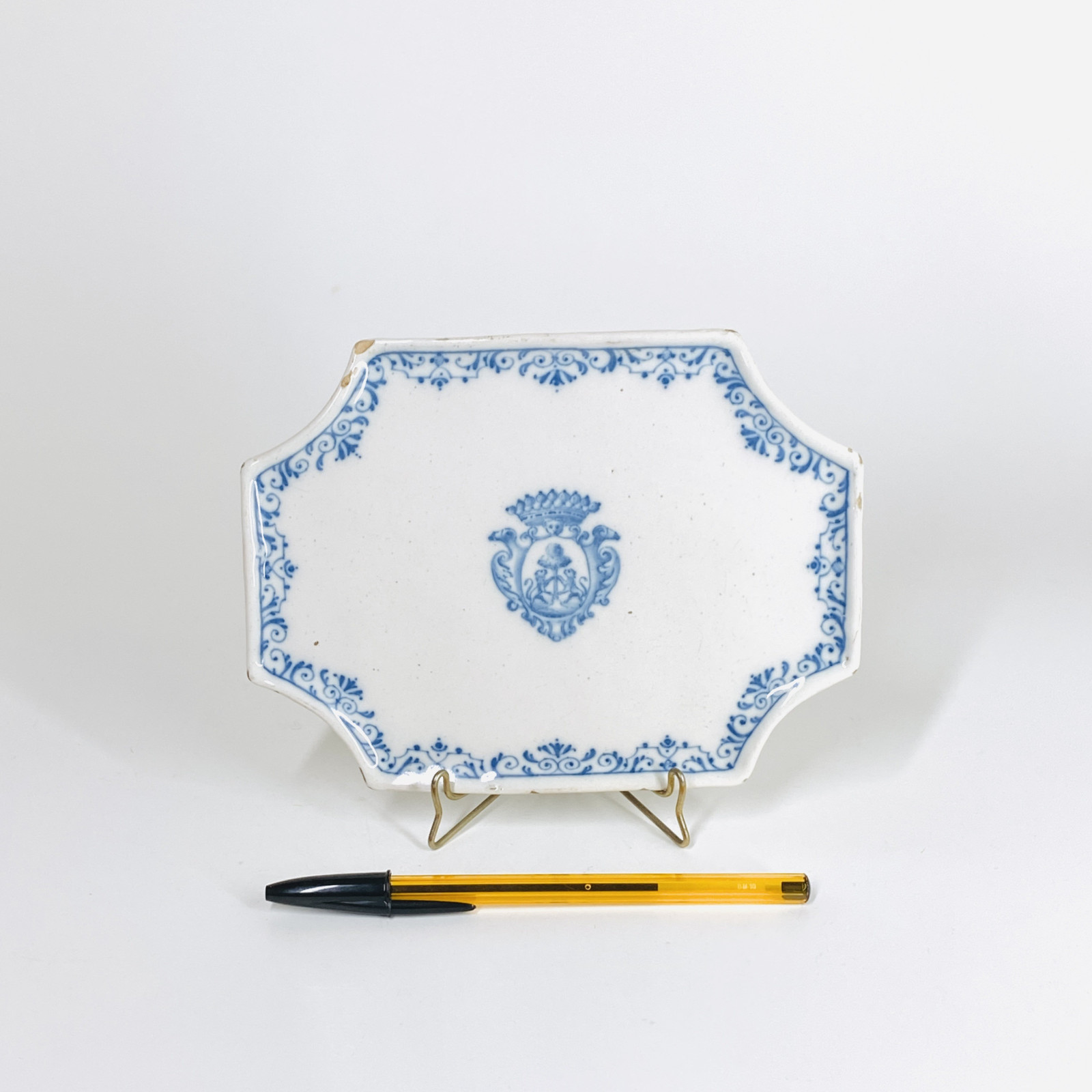 Moustiers earthenware snuffer tray - Eighteenth century