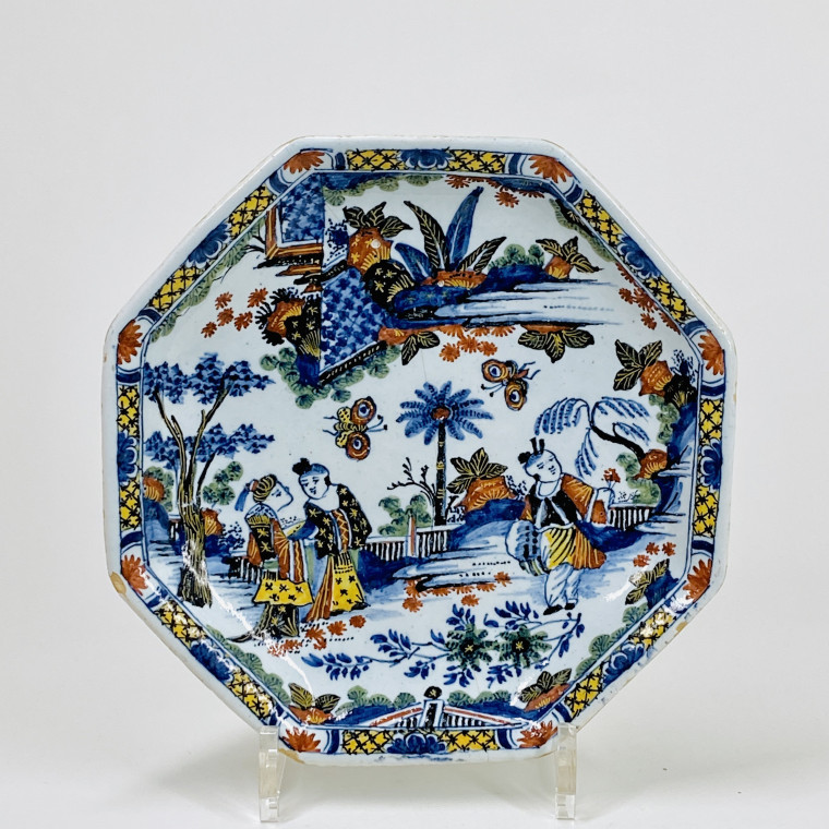 Octagonal Rouen earthenware compotier called "aux chinois à la robe noire" - Eighteenth century