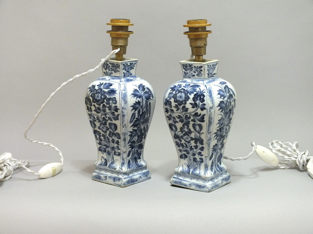Chine - Paire de vases en porcelaine montés en lampe - Époque Kang'xi