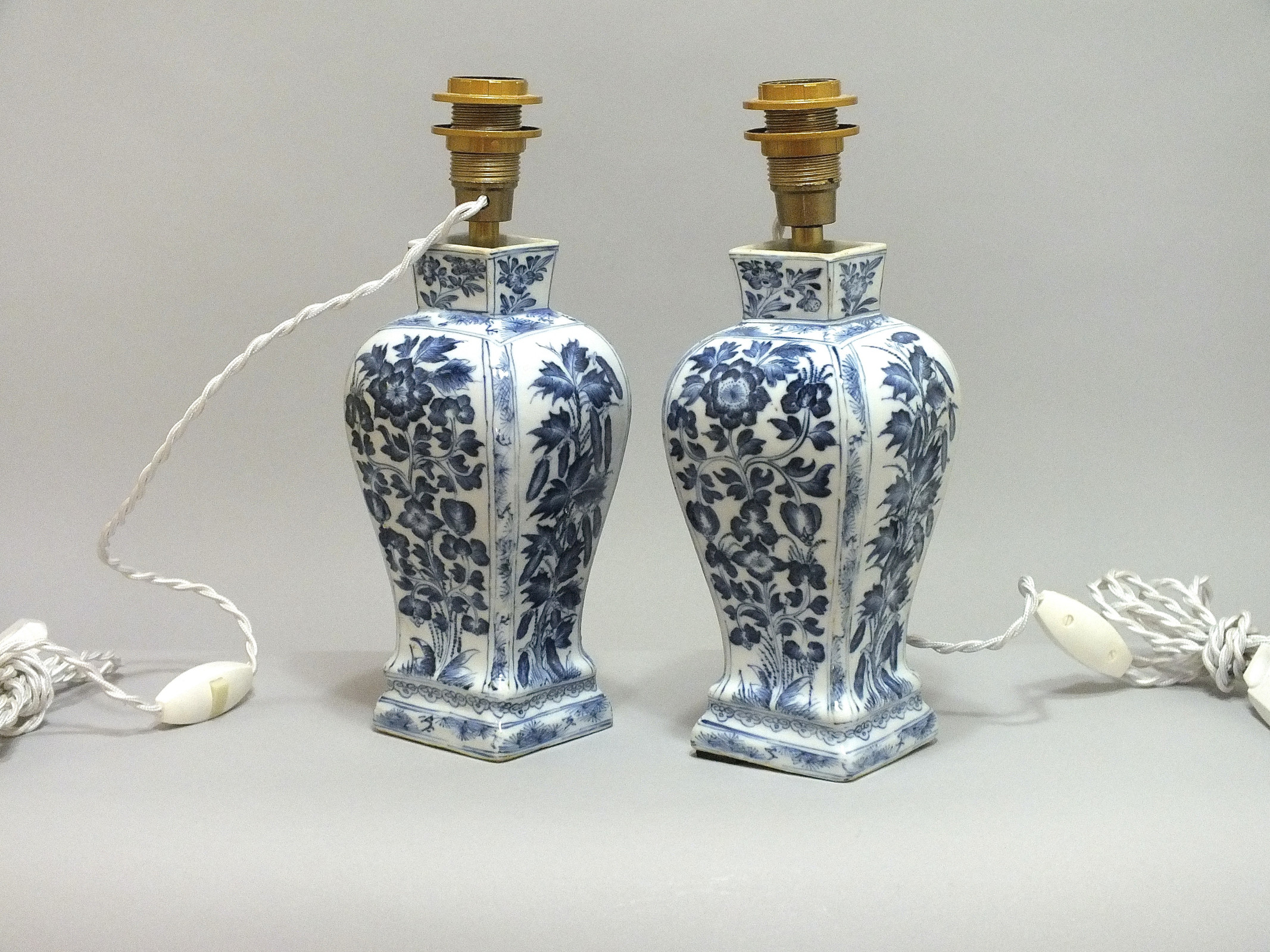 China - Pair of porcelain vases mounted as lamps - Period Kang'xi