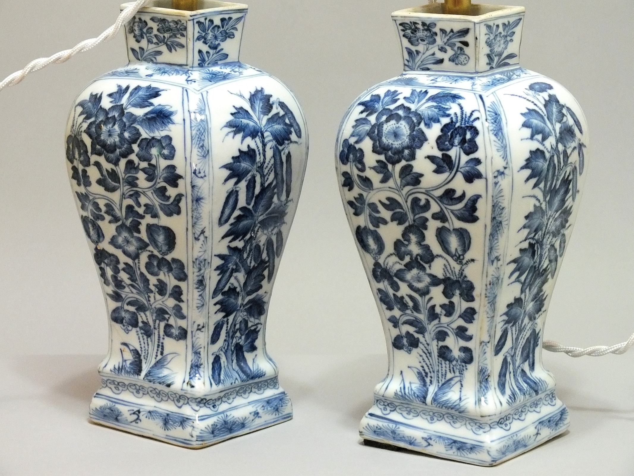 China - Pair of porcelain vases mounted as lamps - Period Kang'xi