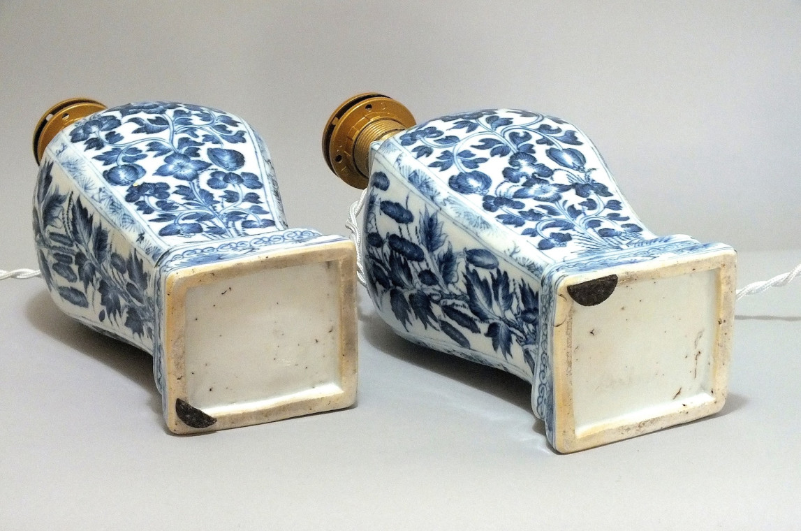 Chine - Paire de vases en porcelaine montés en lampe - Époque Kang'xi