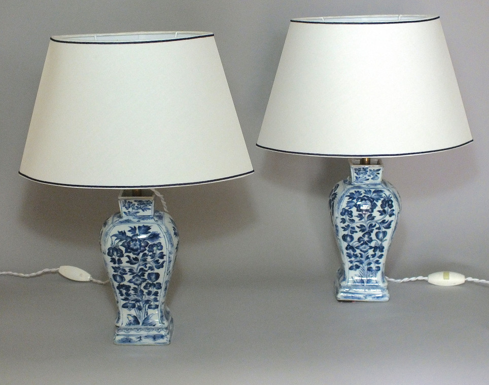 Chine - Paire de vases en porcelaine montés en lampe - Époque Kang'xi