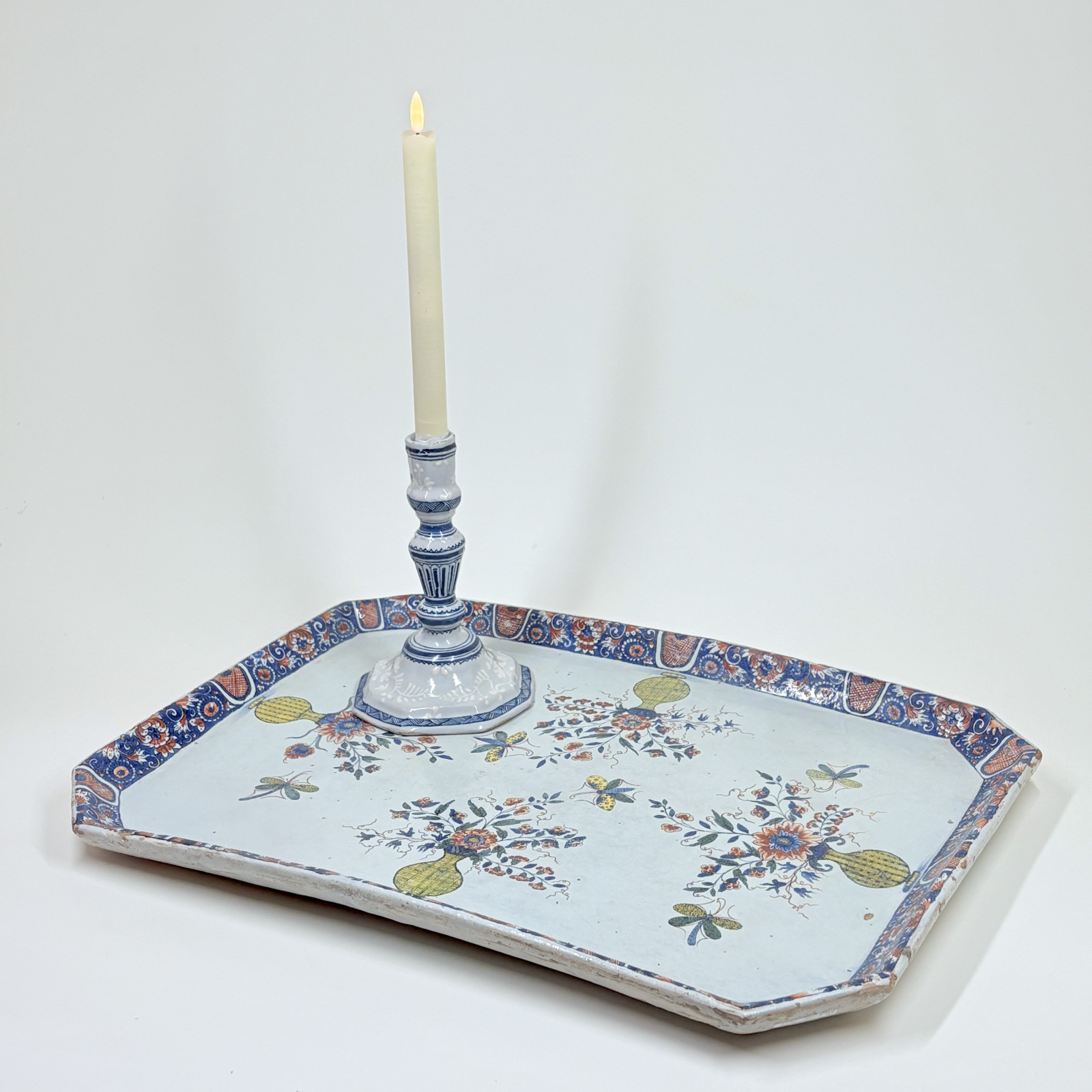 Plateau de table cabaret en faïence de Rouen - Premier quart du XVIIIe siècle