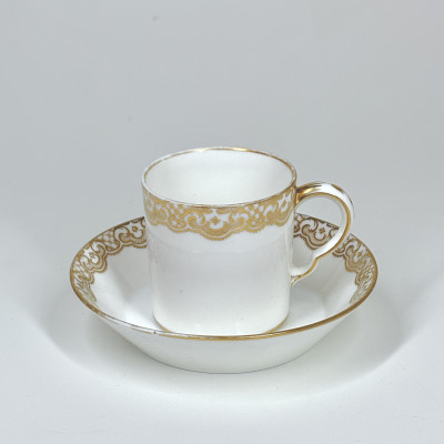 Grande tasse à chocolat en porcelaine tendre de Sèvres - XVIIIe siècle