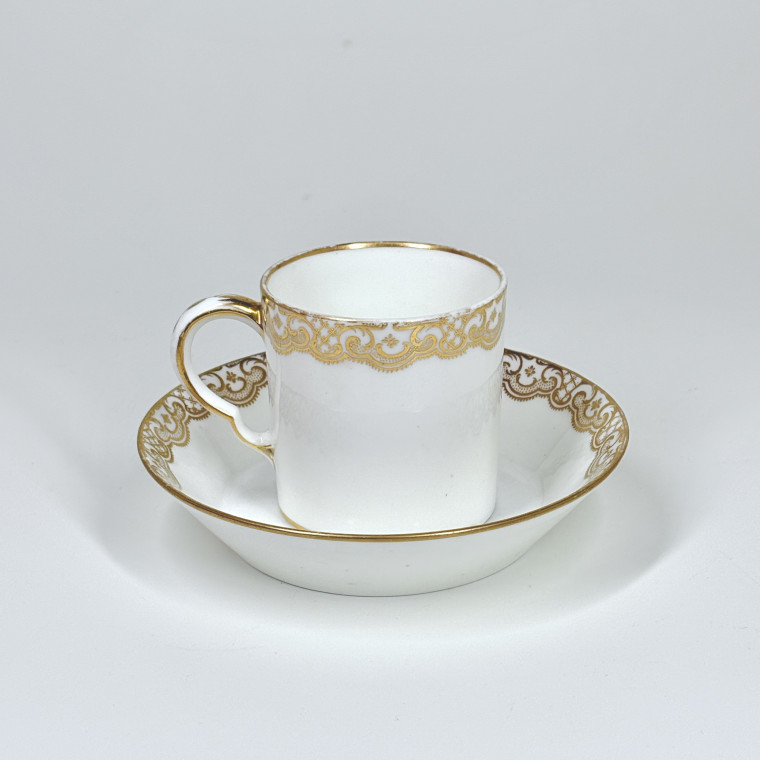 Grande tasse à chocolat en porcelaine tendre de Sèvres - XVIIIe siècle