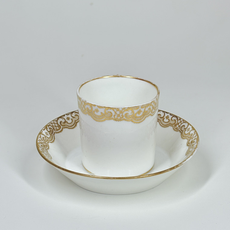 Grande tasse à chocolat en porcelaine tendre de Sèvres - XVIIIe siècle