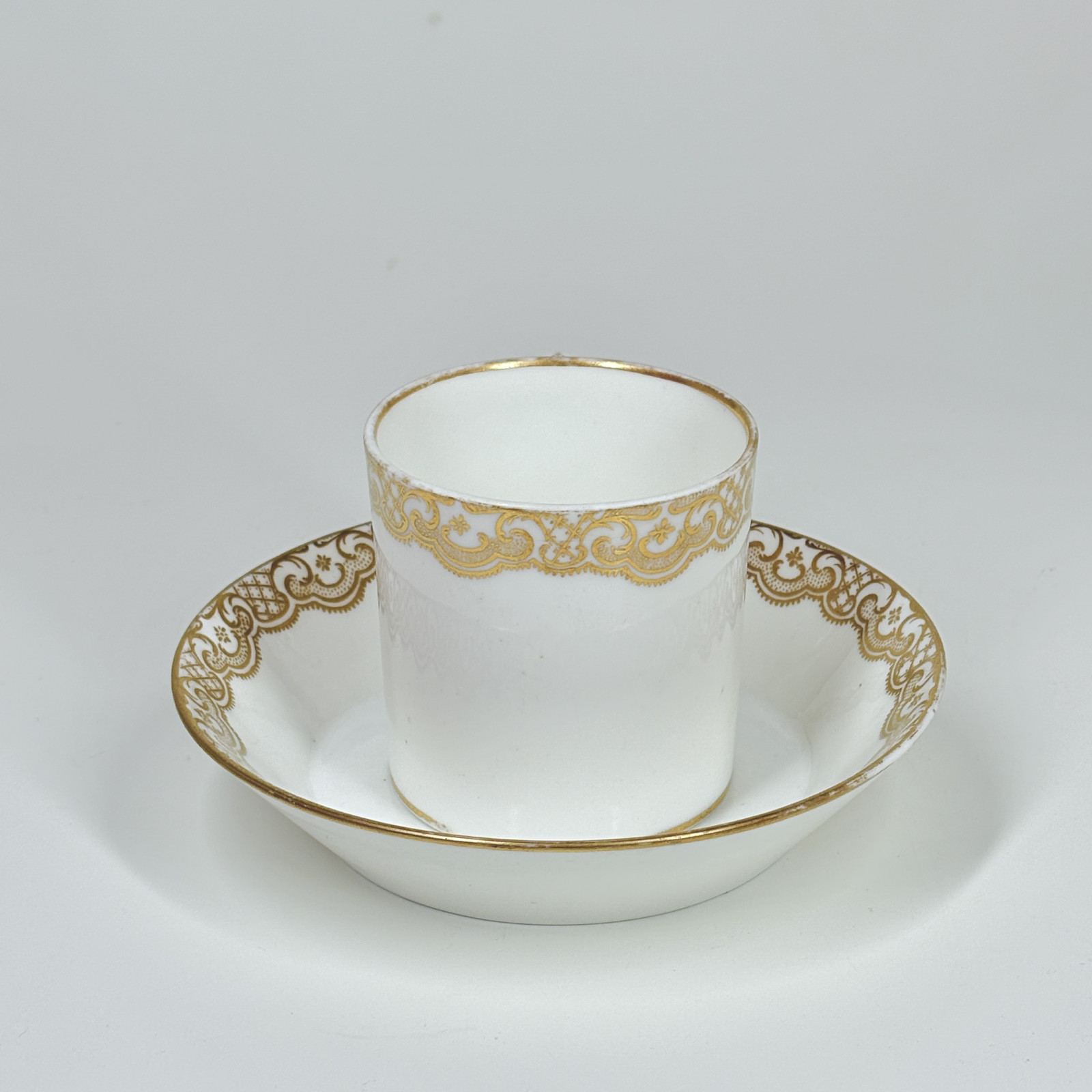 Grande tasse à chocolat en porcelaine tendre de Sèvres - XVIIIe siècle