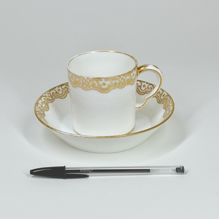 Grande tasse à chocolat en porcelaine tendre de Sèvres - XVIIIe siècle