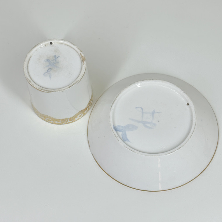 Grande tasse à chocolat en porcelaine tendre de Sèvres - XVIIIe siècle