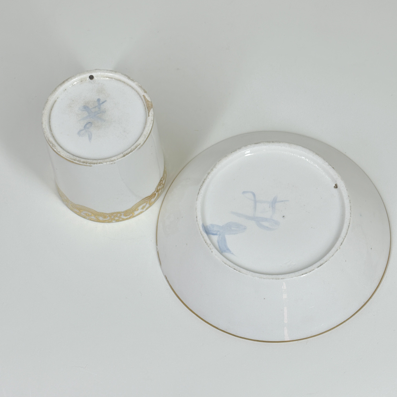 Grande tasse à chocolat en porcelaine tendre de Sèvres - XVIIIe siècle