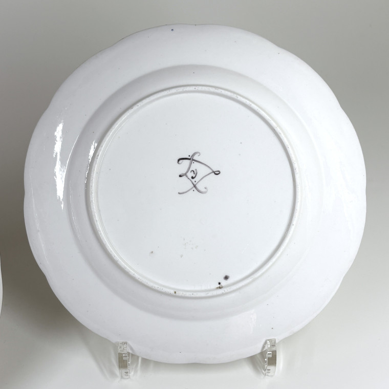 Sèvres - Two plates decorated with bouquets of flowers - Eighteenth century