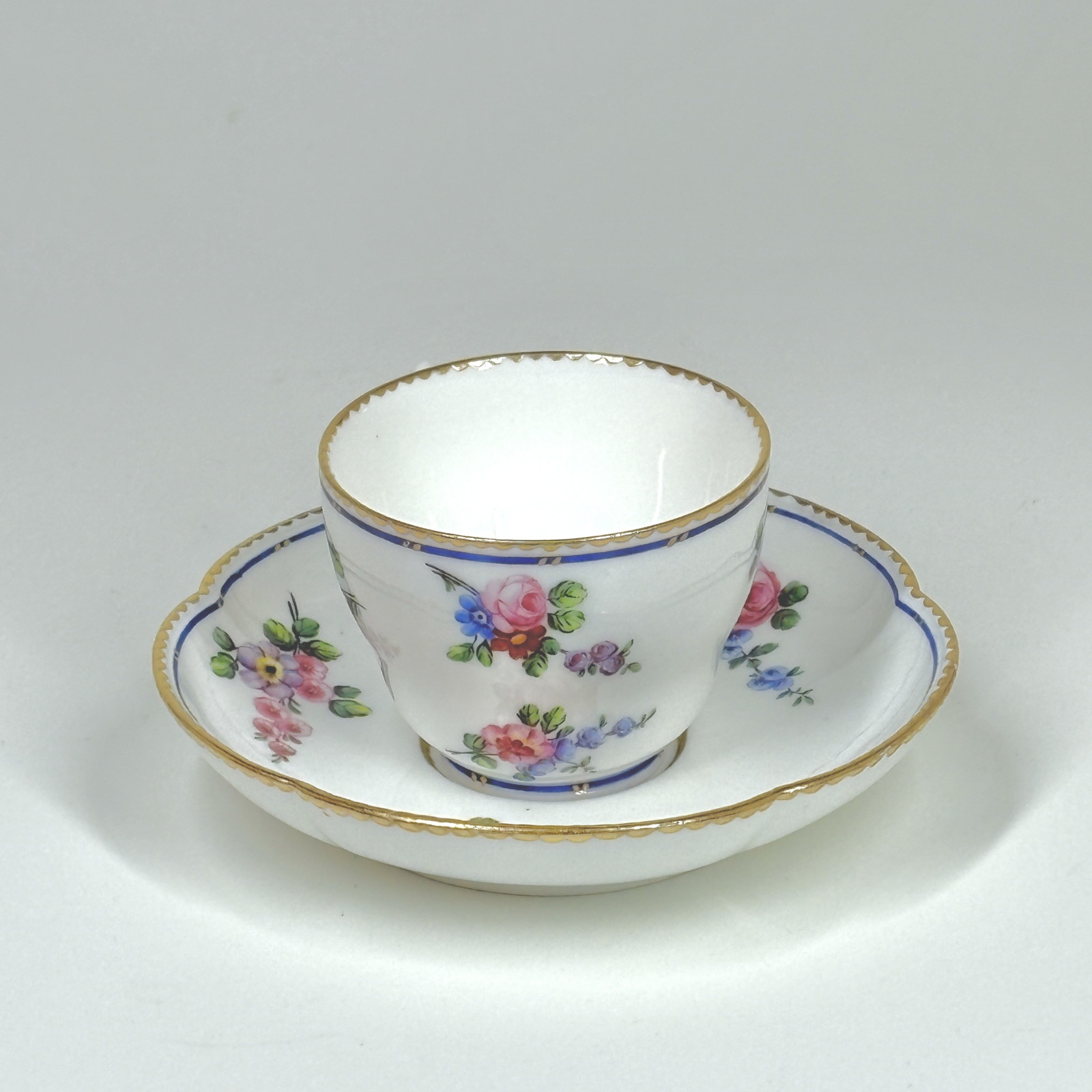 Tasse dite gobelet "Hébert" et sa soucoupe à décor polychrome - XVIIIe siècle