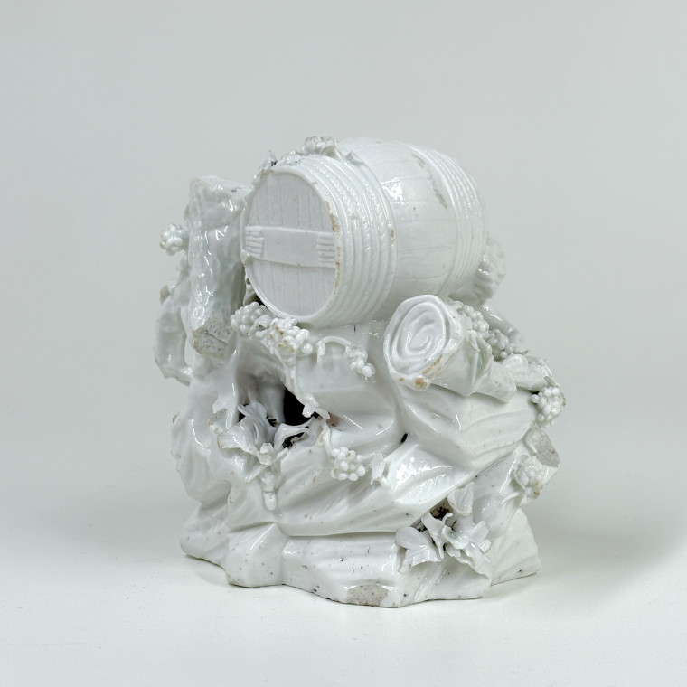 Groupe en porcelaine de Tournai figurant un jeune Bacchus - XVIIIe siècle