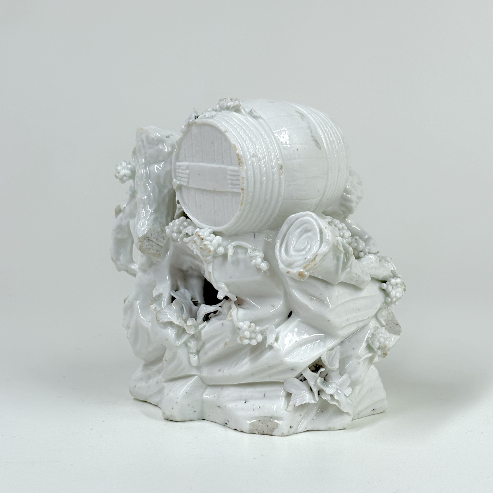 Groupe en porcelaine de Tournai figurant un jeune Bacchus - XVIIIe siècle