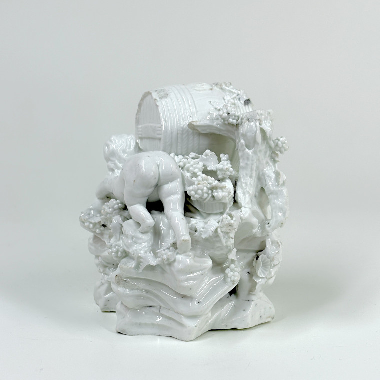 Groupe en porcelaine de Tournai figurant un jeune Bacchus - XVIIIe siècle