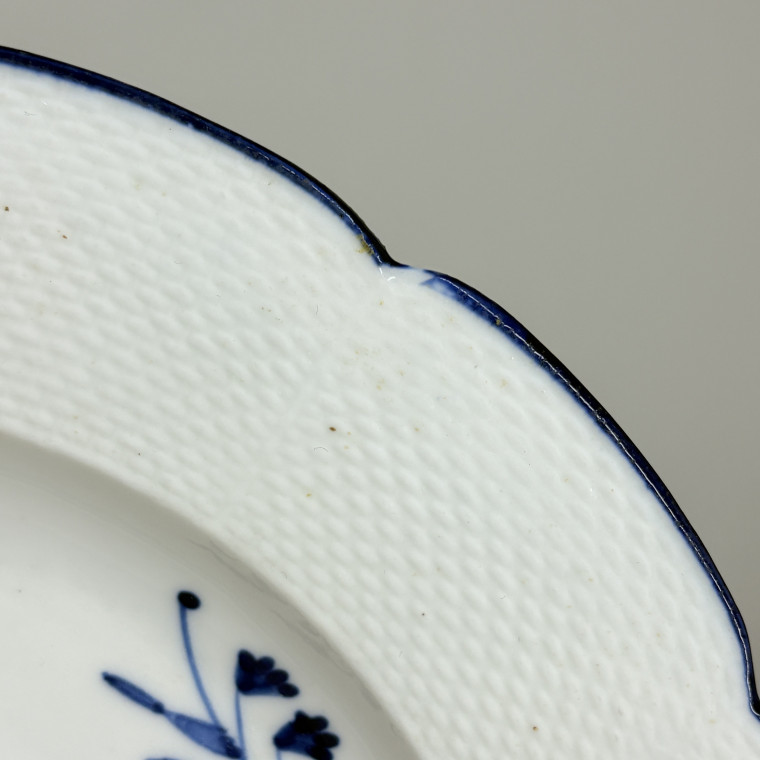 Trois assiettes en porcelaine de Chantilly à l'oeillet - XVIIIe siècle