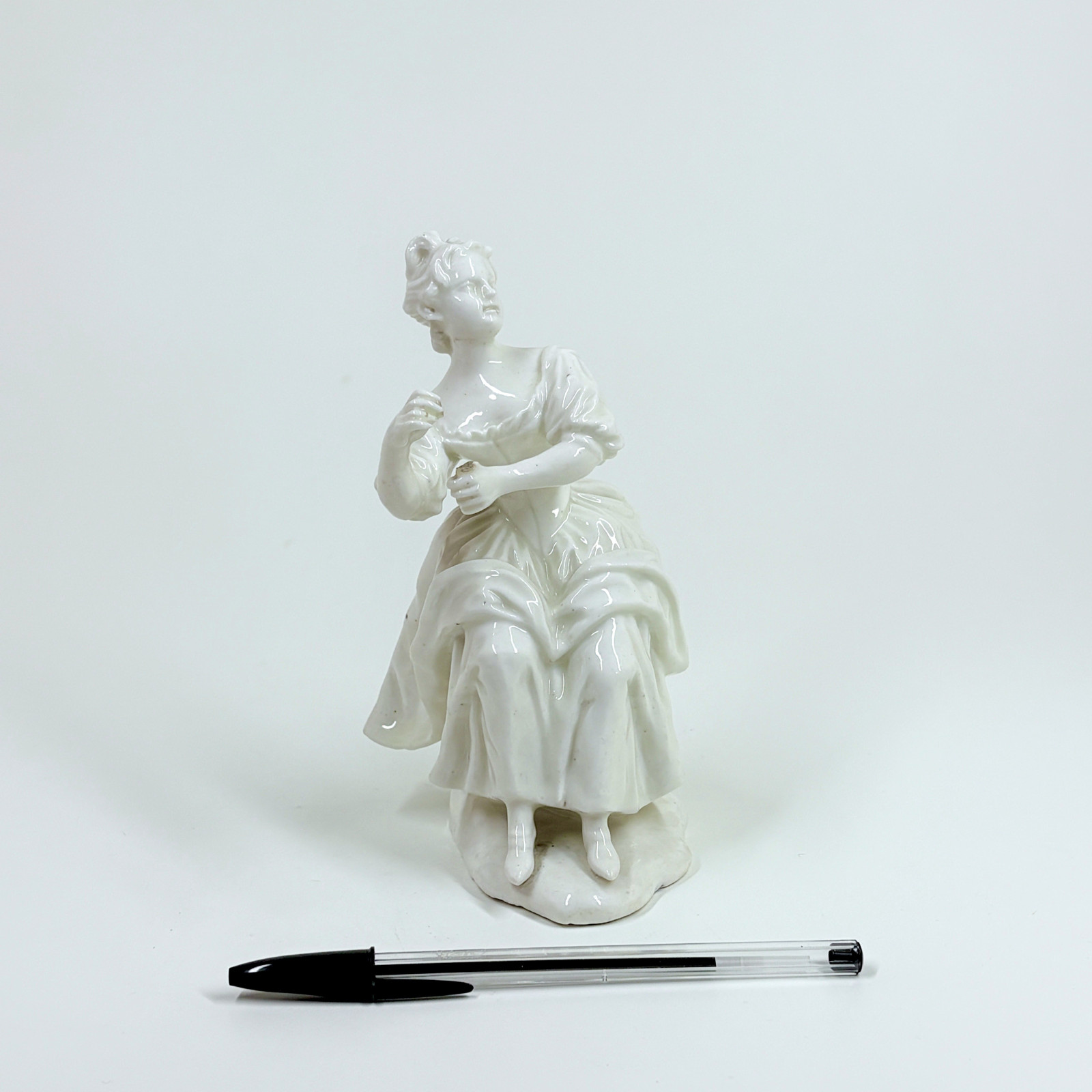 Statuette en porcelaine tendre figurant une jeune femme - XVIIIe siècle