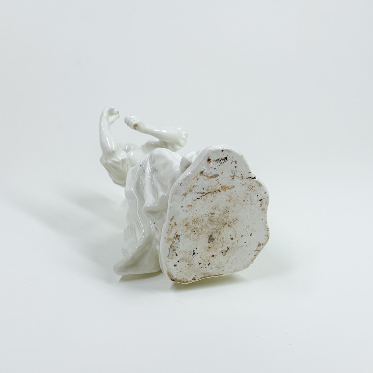 Statuette en porcelaine tendre figurant une jeune femme - XVIIIe siècle