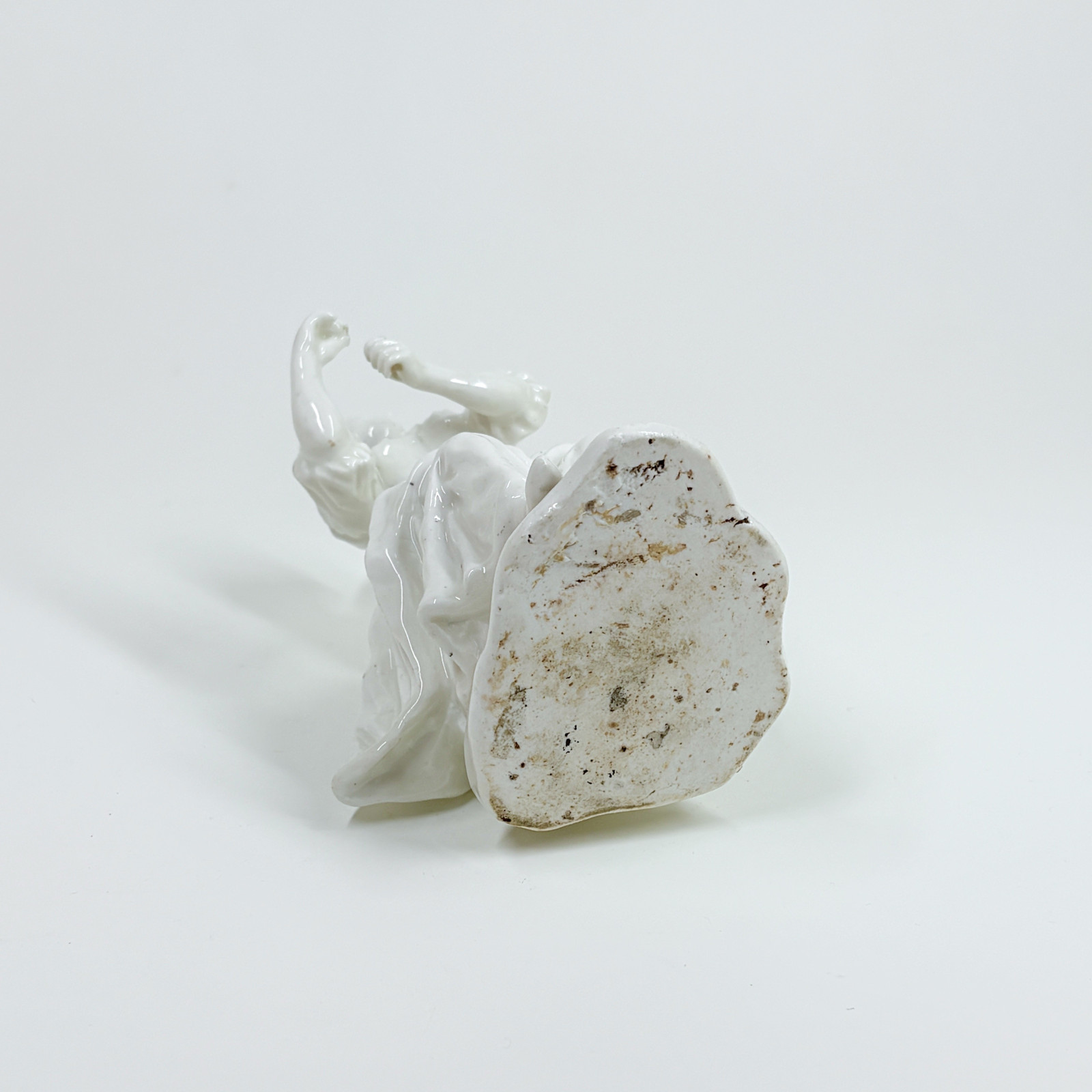 Statuette en porcelaine tendre figurant une jeune femme - XVIIIe siècle