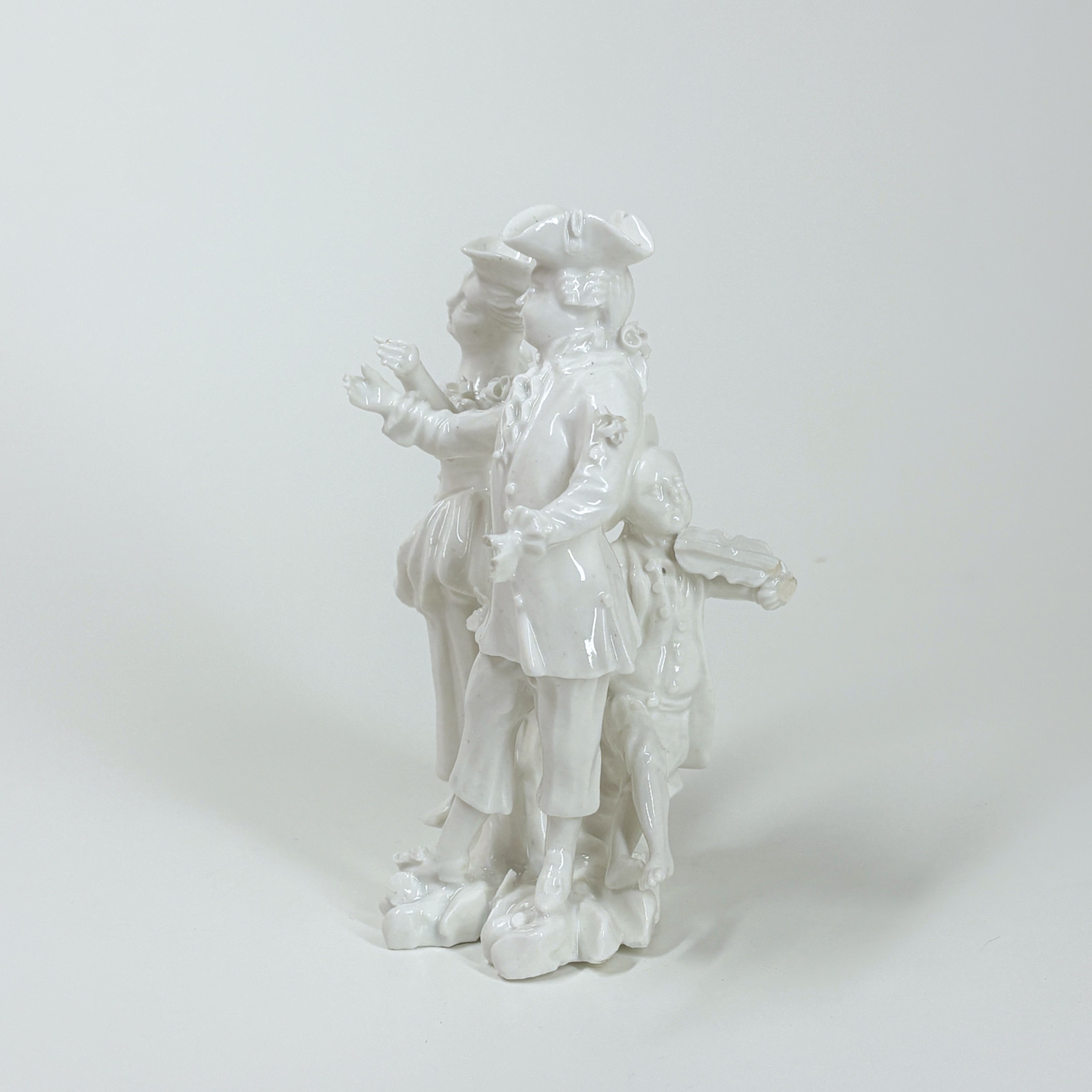 Groupe en porcelaine tendre figurant un couple de danseurs - XVIIIe siècle