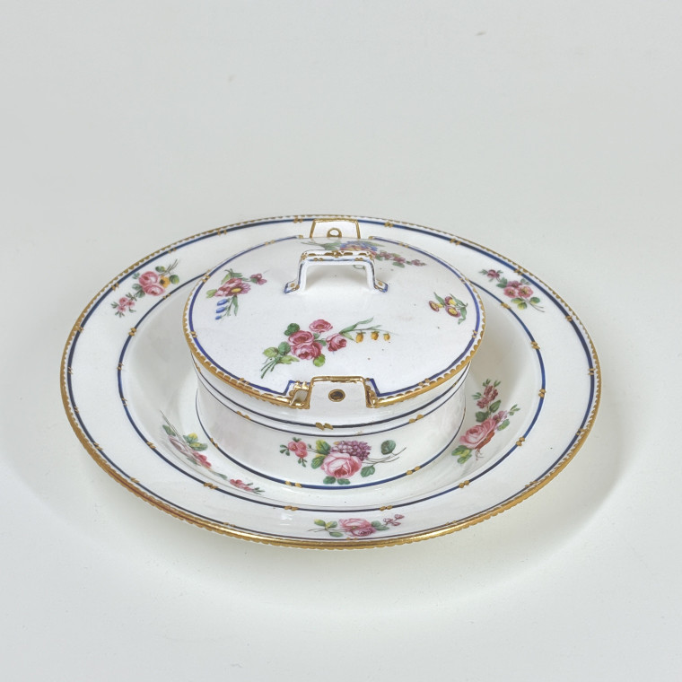 Butter dish in soft porcelain from Sèvres - Eighteenth century