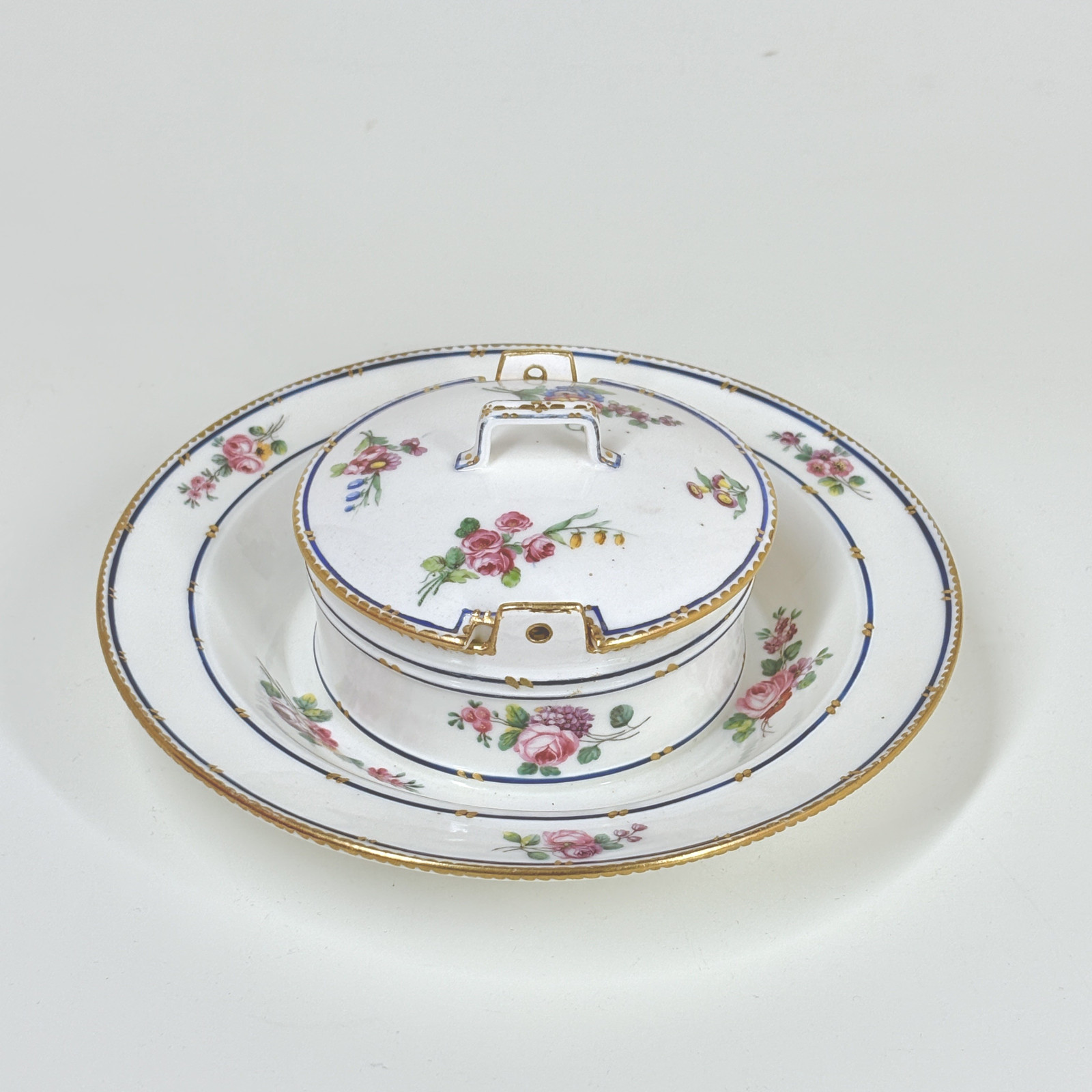 Butter dish in soft porcelain from Sèvres - Eighteenth century