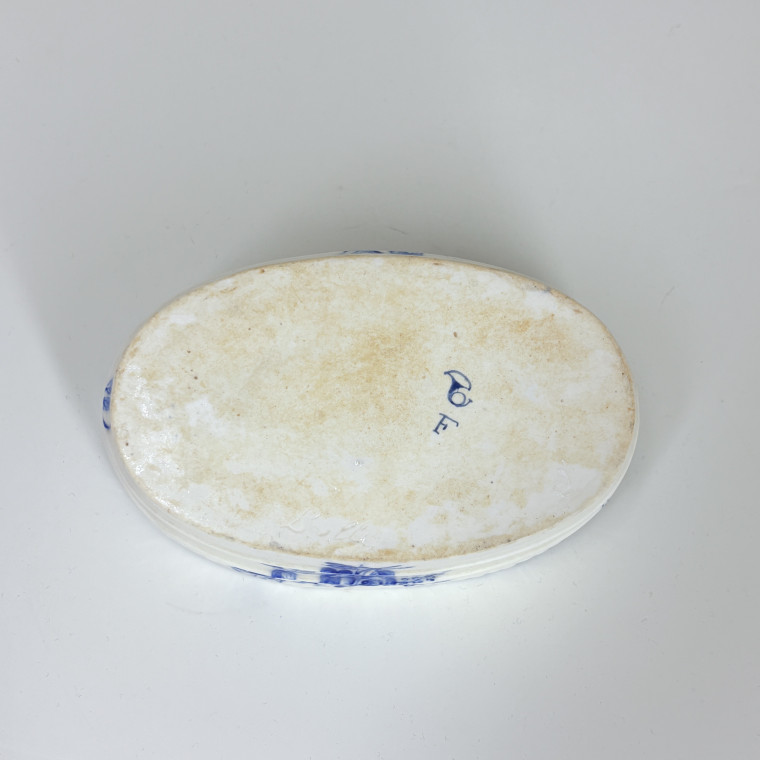 Butter dish in soft porcelain from Chantilly - Eighteenth century