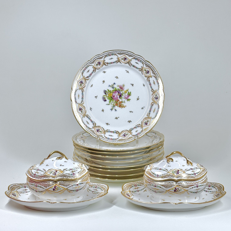 Suite de neuf assiettes en porcelaine de Bordeaux et deux sucriers - XVIIIe siècle