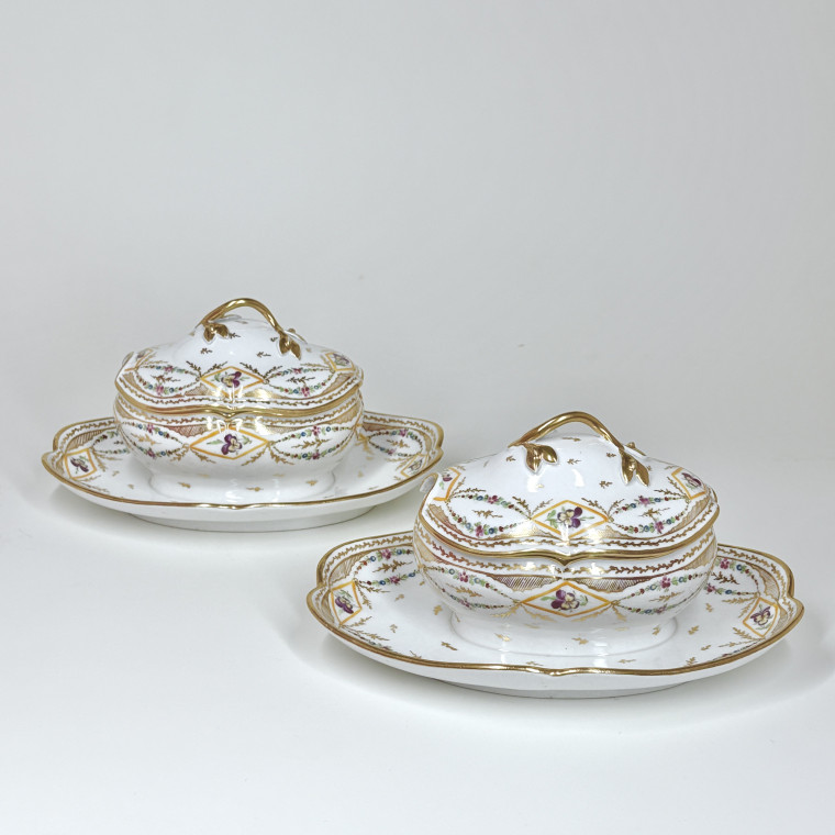 Suite de neuf assiettes en porcelaine de Bordeaux et deux sucriers - XVIIIe siècle