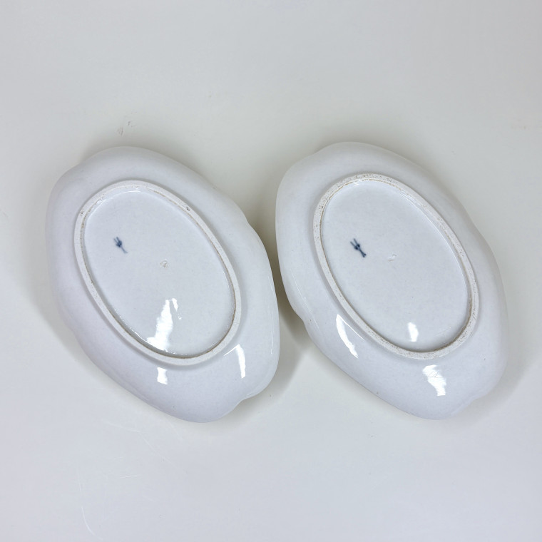 Suite de neuf assiettes en porcelaine de Bordeaux et deux sucriers - XVIIIe siècle