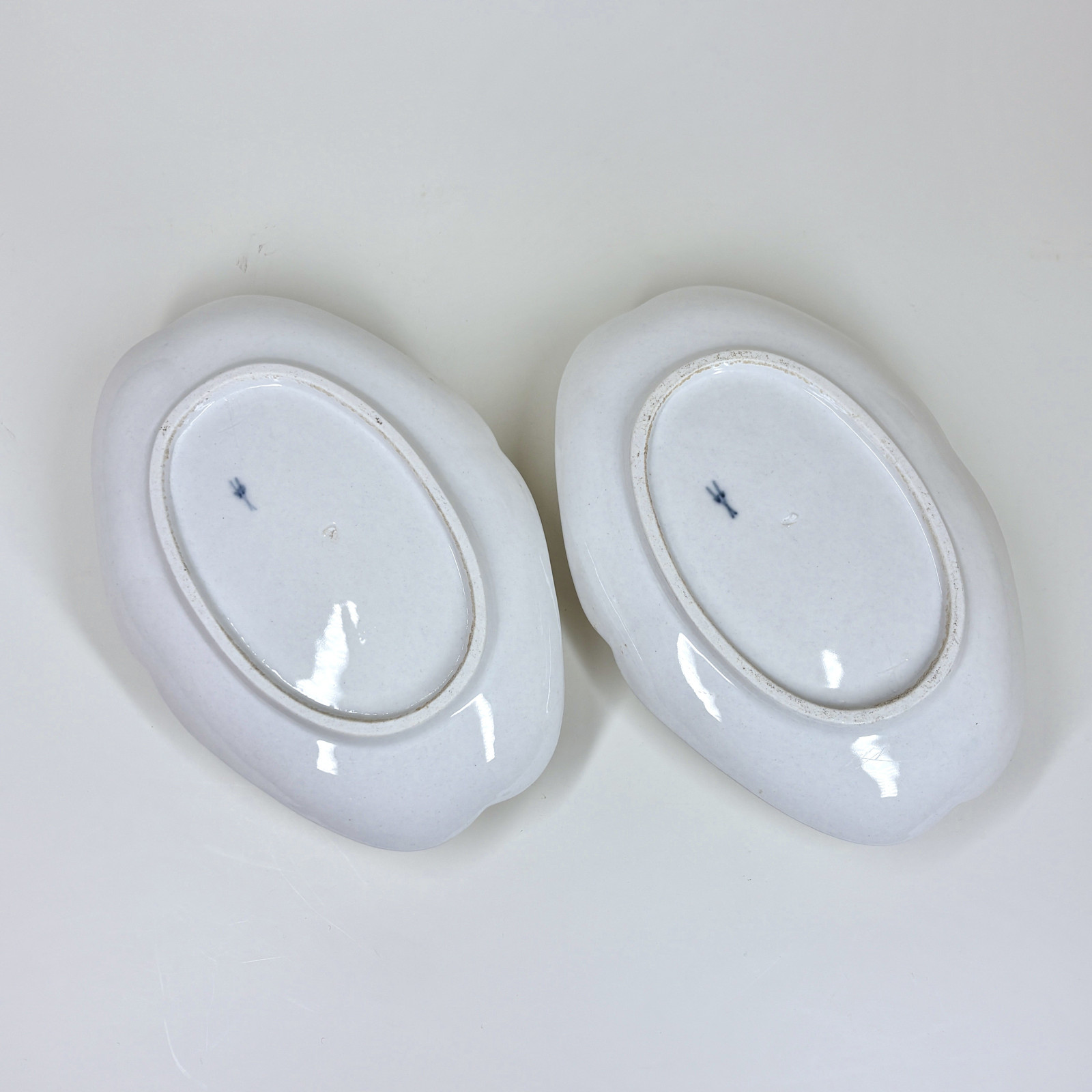 Suite de neuf assiettes en porcelaine de Bordeaux et deux sucriers - XVIIIe siècle