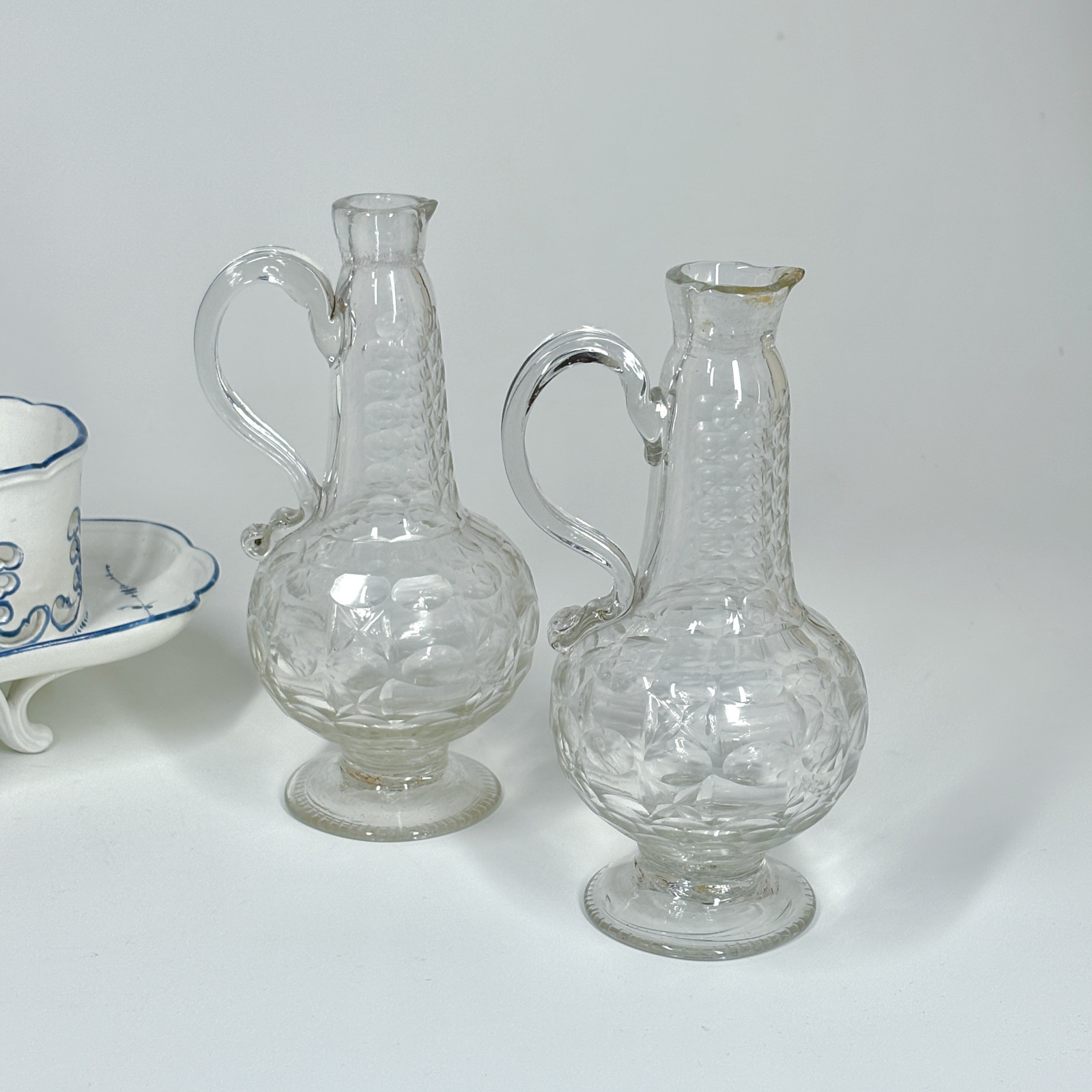 Soft porcelain oil cruet holder from Chantilly - Eighteenth century