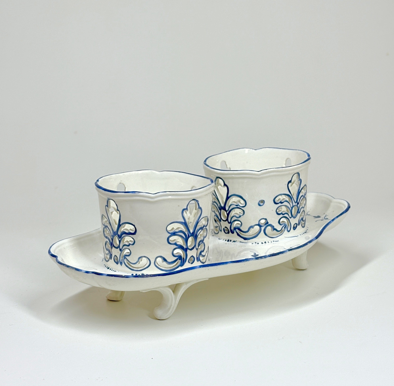 Porte huilier en porcelaine tendre de Chantilly - XVIIIe siècle