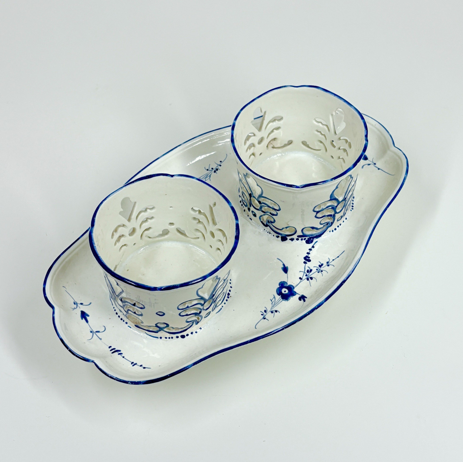 Porte huilier en porcelaine tendre de Chantilly - XVIIIe siècle
