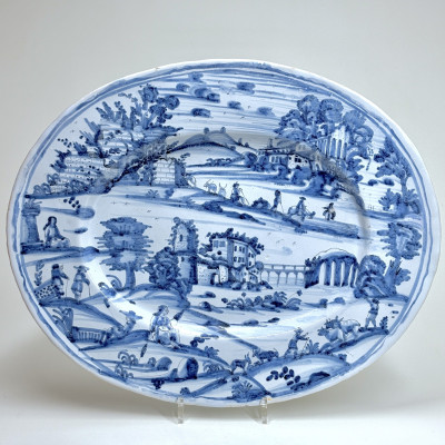 Nevers - Grand plat ovale en camaïeu bleu - XVIIe siècle